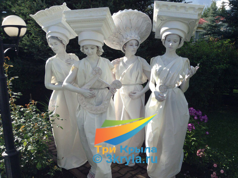 Белые живые статуи колонны.