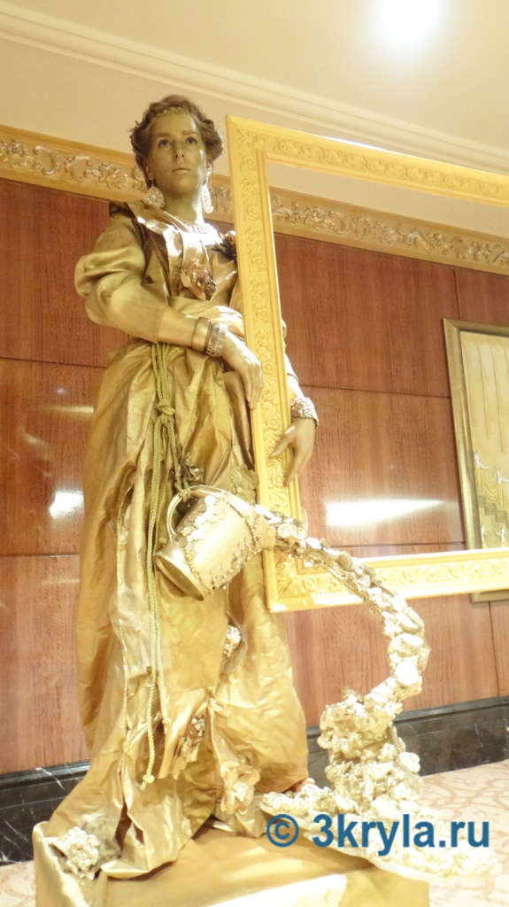 Золотая живая статуя на свадьбе.