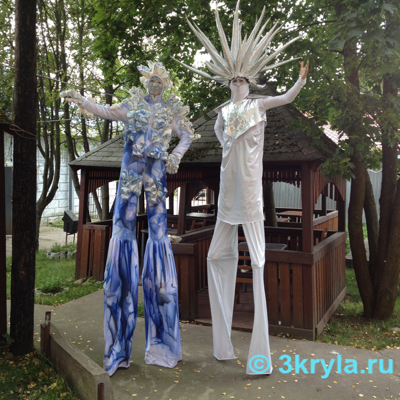 Ходулисты ледяные великаны на праздновании 535-ти летия в посёлке Сосново.