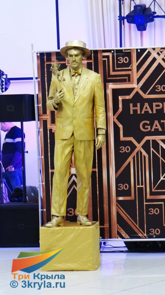 Золотая живая статуя в стиле великий Гэтсби.